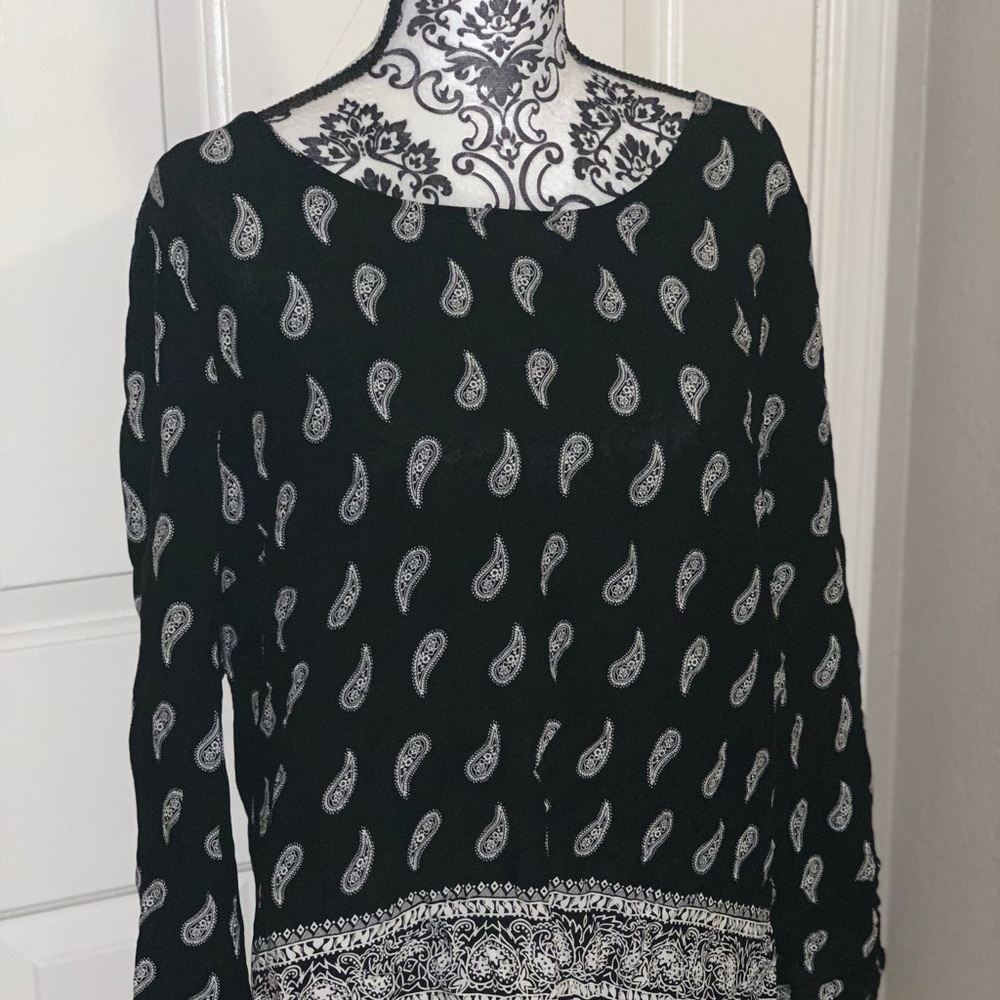 Bell sleeved paisley top w crisscross back detail